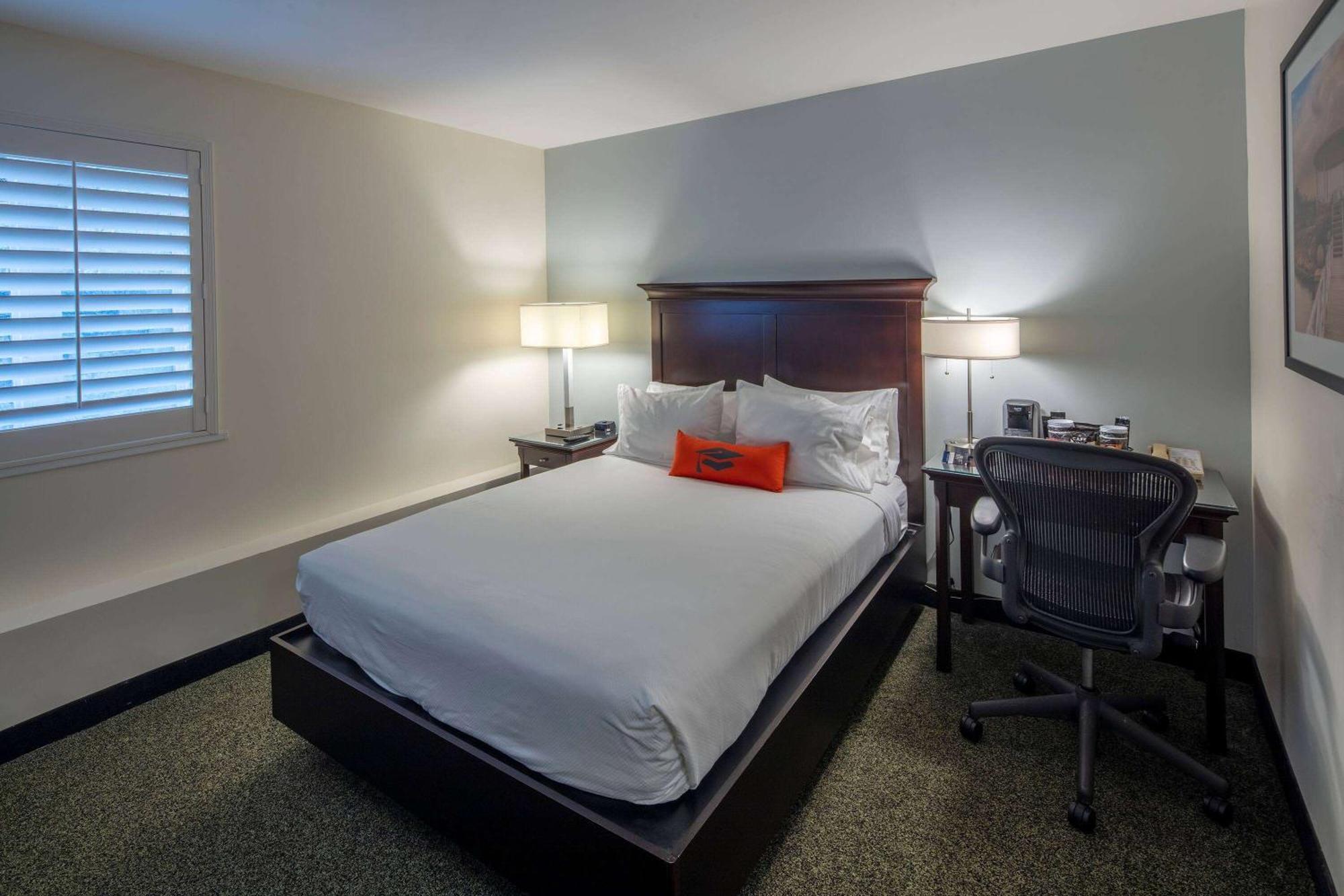Collegian Hotel & Suites, Trademark Collection By Wyndham Syracuse Bagian luar foto